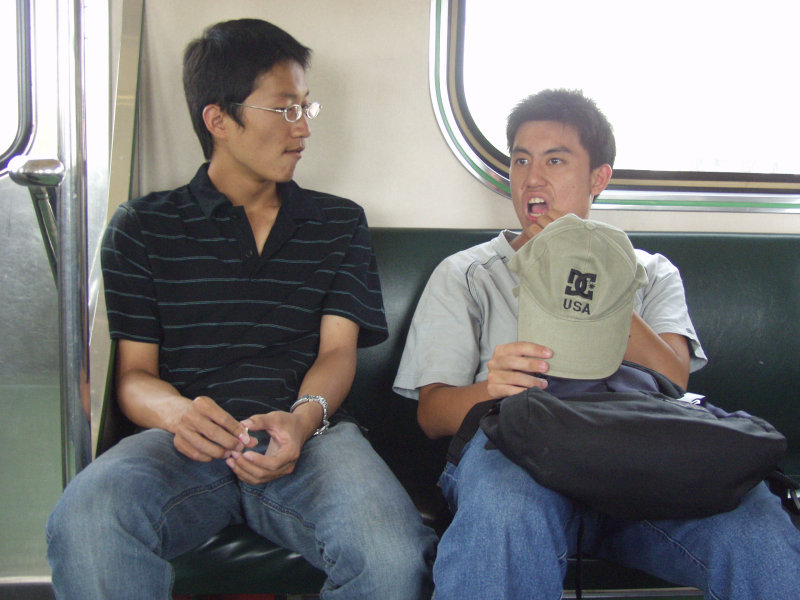 台灣鐵路旅遊攝影街拍帥哥交談的旅客2004-08-15攝影照片7