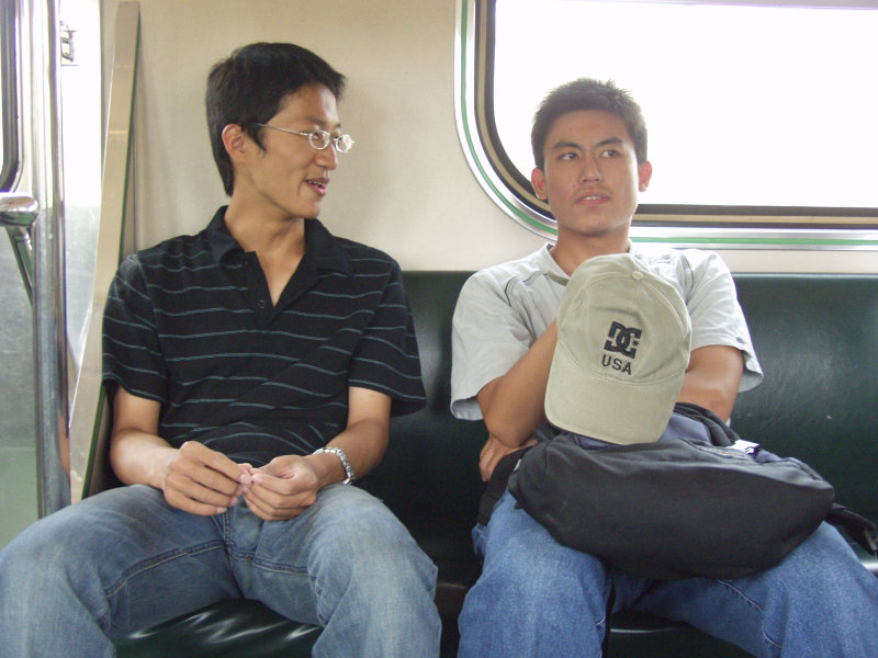 台灣鐵路旅遊攝影街拍帥哥交談的旅客2004-08-15攝影照片9