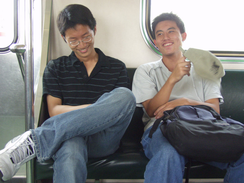 台灣鐵路旅遊攝影街拍帥哥交談的旅客2004-08-15攝影照片12