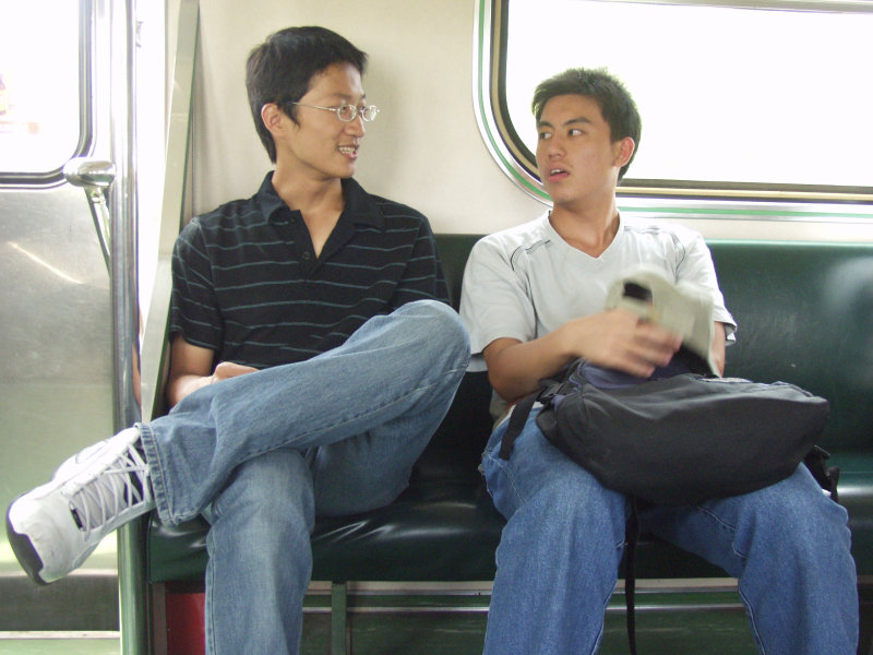 台灣鐵路旅遊攝影街拍帥哥交談的旅客2004-08-15攝影照片13