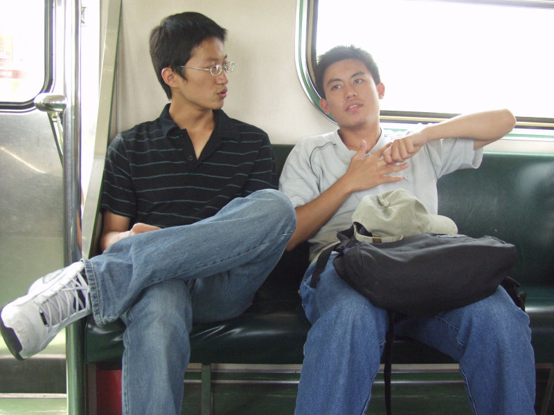 台灣鐵路旅遊攝影街拍帥哥交談的旅客2004-08-15攝影照片14