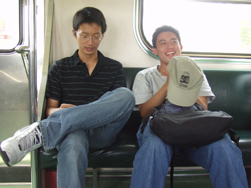 台灣鐵路旅遊攝影街拍帥哥交談的旅客2004-08-15攝影照片15