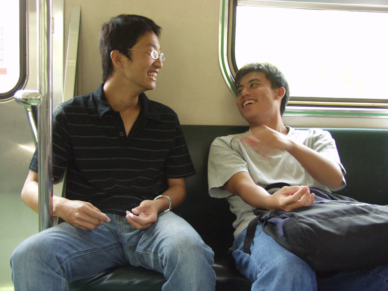 台灣鐵路旅遊攝影街拍帥哥交談的旅客2004-08-15攝影照片19