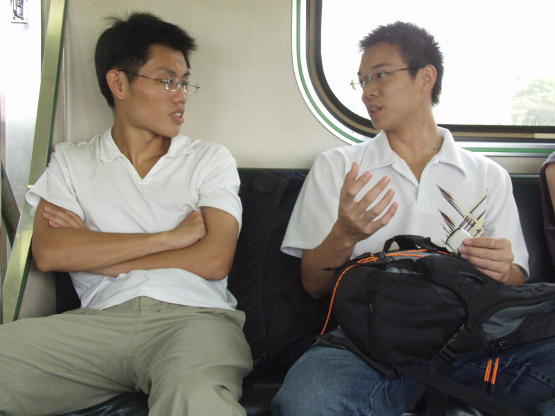 台灣鐵路旅遊攝影街拍帥哥交談的旅客2004-09-19攝影照片3