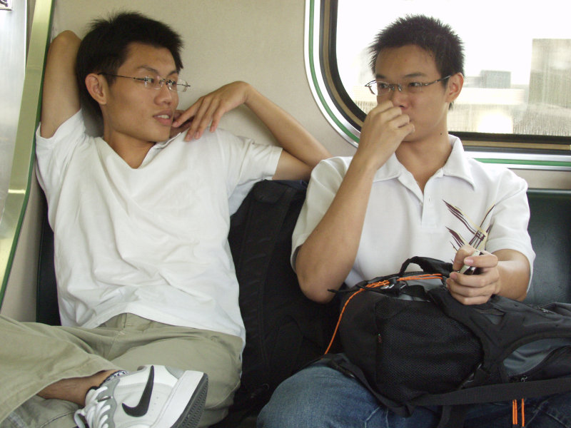 台灣鐵路旅遊攝影街拍帥哥交談的旅客2004-09-19攝影照片6
