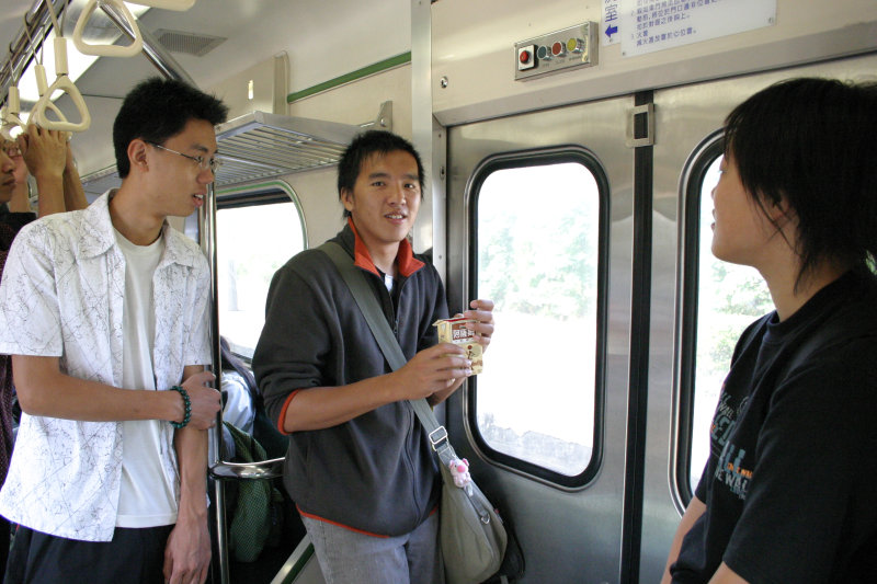 台灣鐵路旅遊攝影街拍帥哥交談的旅客2004-10-03攝影照片1