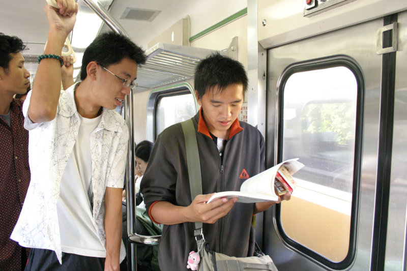 台灣鐵路旅遊攝影街拍帥哥交談的旅客2004-10-03攝影照片2