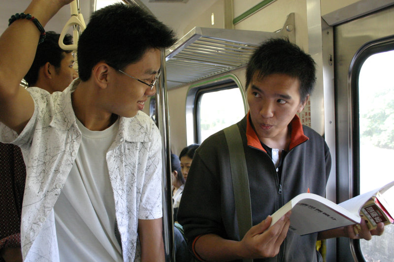 台灣鐵路旅遊攝影街拍帥哥交談的旅客2004-10-03攝影照片3