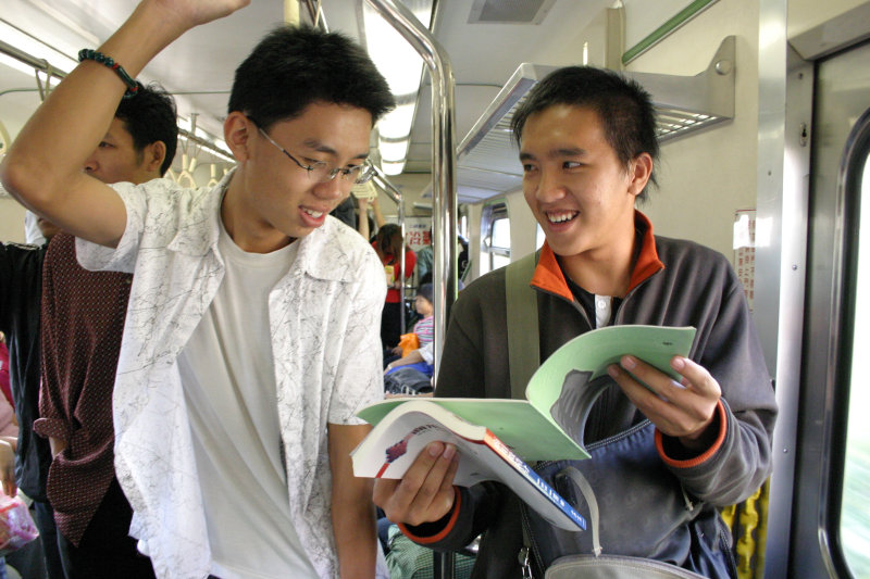 台灣鐵路旅遊攝影街拍帥哥交談的旅客2004-10-03攝影照片4
