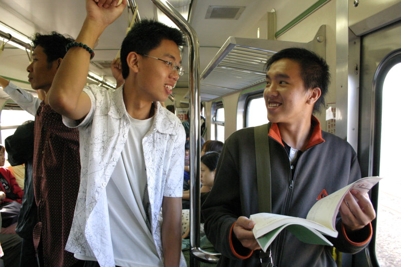 台灣鐵路旅遊攝影街拍帥哥交談的旅客2004-10-03攝影照片6