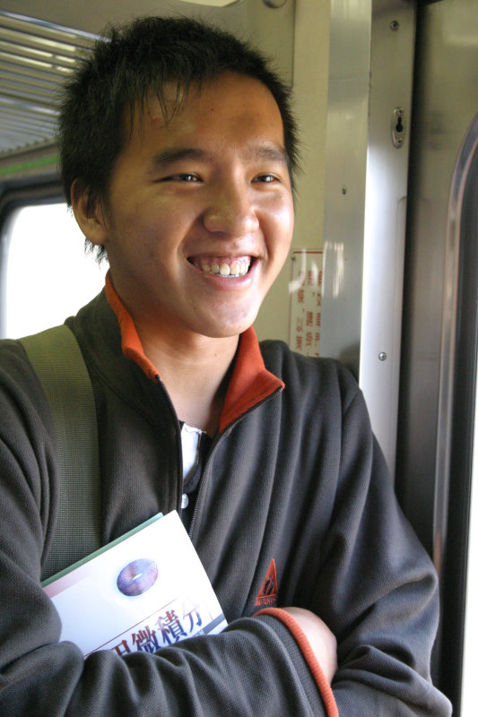 台灣鐵路旅遊攝影街拍帥哥交談的旅客2004-10-03攝影照片7