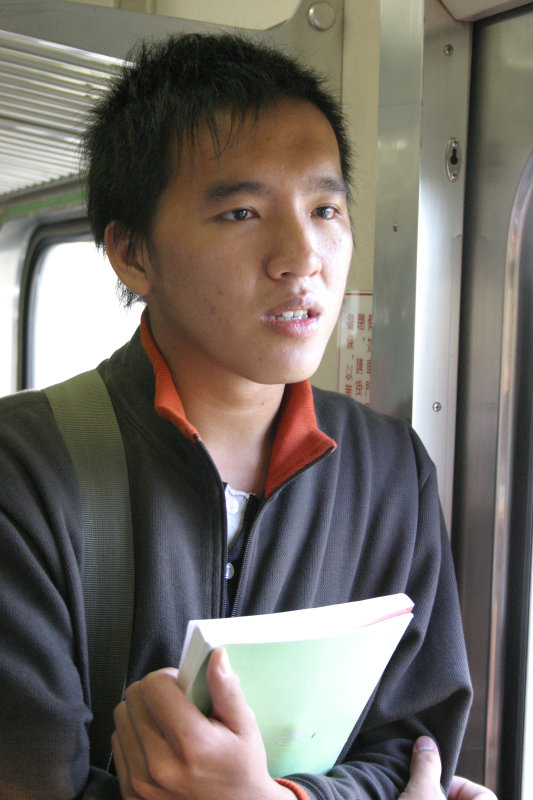 台灣鐵路旅遊攝影街拍帥哥交談的旅客2004-10-03攝影照片8