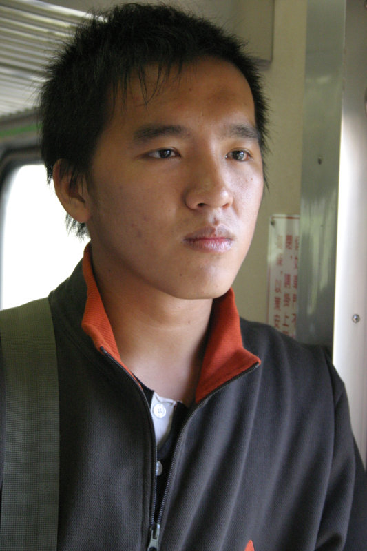 台灣鐵路旅遊攝影街拍帥哥交談的旅客2004-10-03攝影照片9
