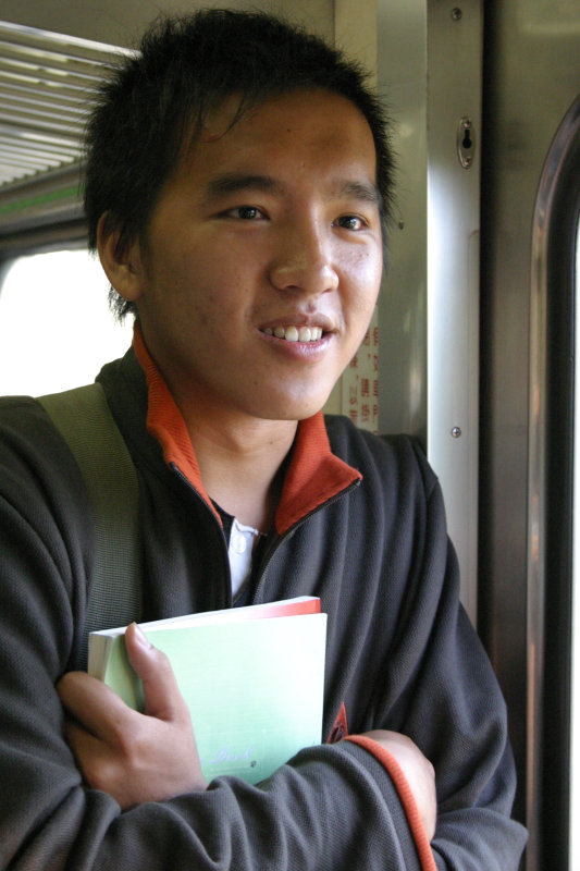 台灣鐵路旅遊攝影街拍帥哥交談的旅客2004-10-03攝影照片10