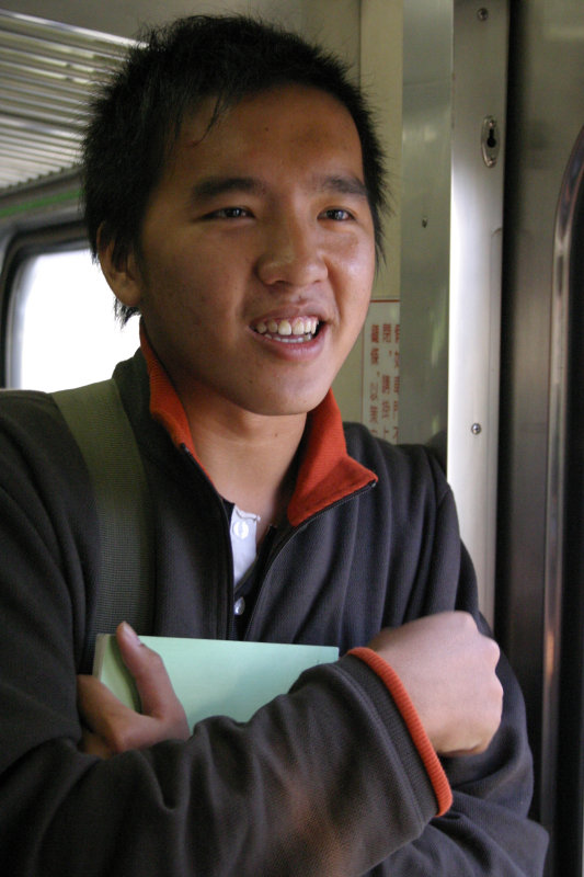 台灣鐵路旅遊攝影街拍帥哥交談的旅客2004-10-03攝影照片12