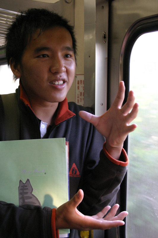 台灣鐵路旅遊攝影街拍帥哥交談的旅客2004-10-03攝影照片13