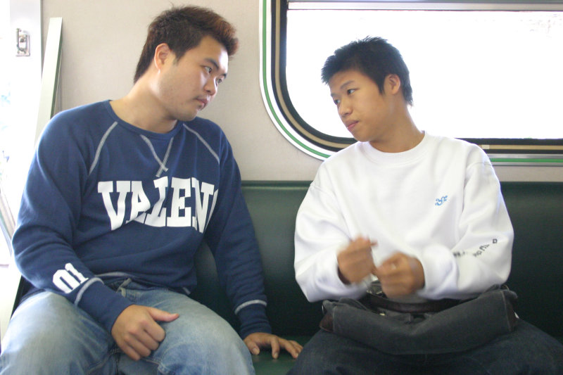 台灣鐵路旅遊攝影街拍帥哥交談的旅客2004-10-31攝影照片7