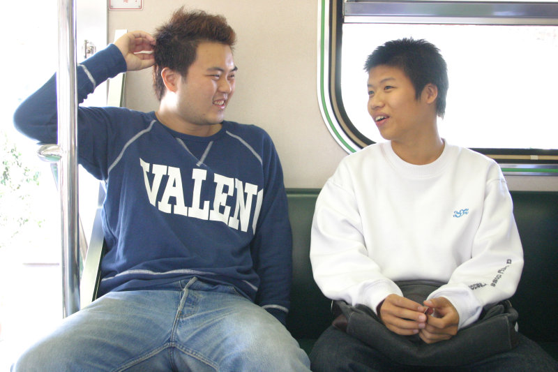 台灣鐵路旅遊攝影街拍帥哥交談的旅客2004-10-31攝影照片8