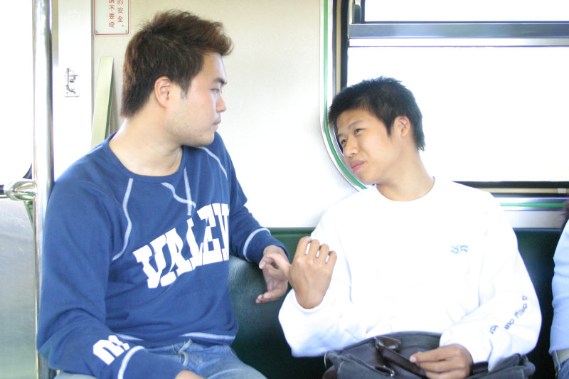 台灣鐵路旅遊攝影街拍帥哥交談的旅客2004-10-31攝影照片24