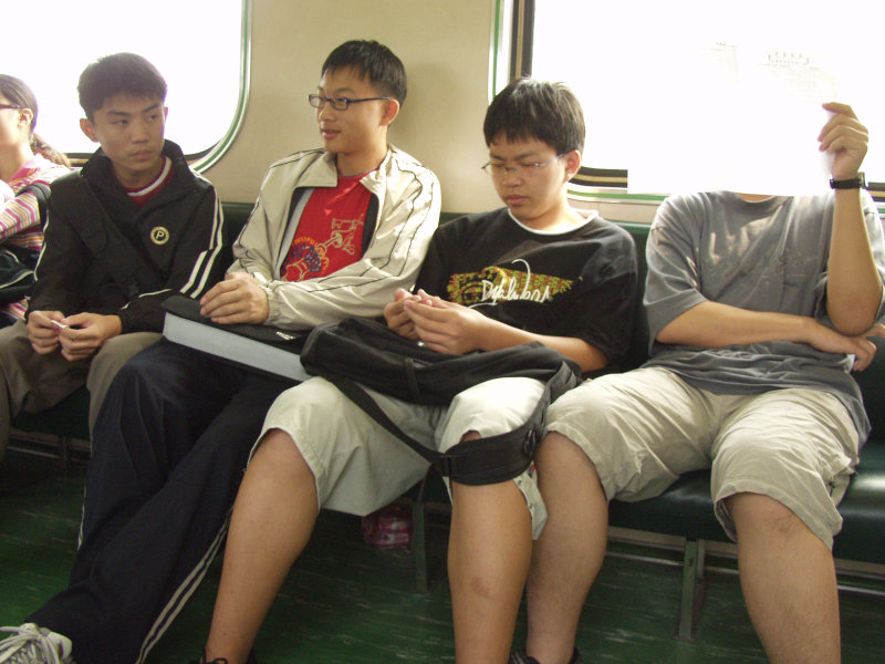 台灣鐵路旅遊攝影街拍帥哥交談的旅客2004-12-06(1)攝影照片9