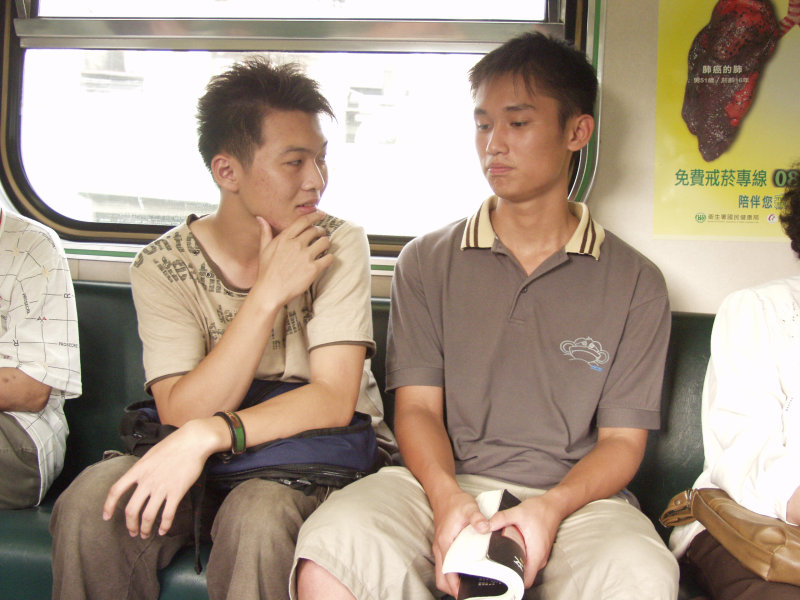 台灣鐵路旅遊攝影街拍帥哥交談的旅客2005-06-26攝影照片1