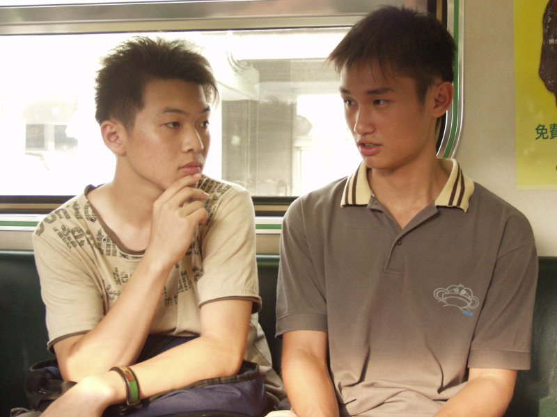 台灣鐵路旅遊攝影街拍帥哥交談的旅客2005-06-26攝影照片3