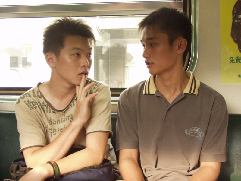 台灣鐵路旅遊攝影街拍帥哥交談的旅客2005-06-26攝影照片5
