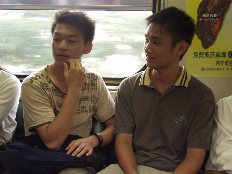 台灣鐵路旅遊攝影街拍帥哥交談的旅客2005-06-26攝影照片20