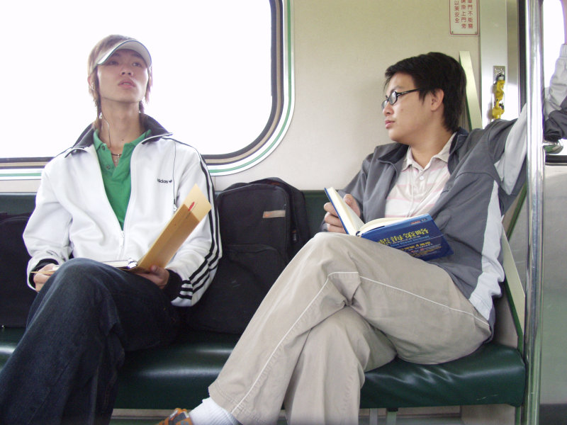 台灣鐵路旅遊攝影街拍帥哥對話旅客(2)2005-10-15攝影照片4