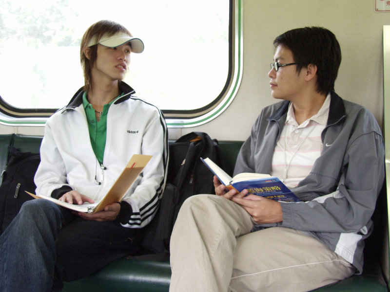 台灣鐵路旅遊攝影街拍帥哥對話旅客(2)2005-10-15攝影照片7