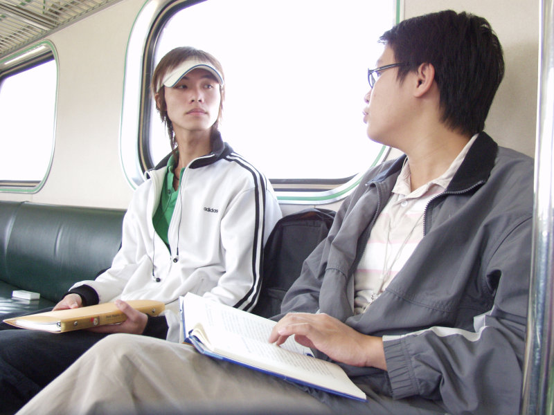 台灣鐵路旅遊攝影街拍帥哥對話旅客(2)2005-10-15攝影照片13