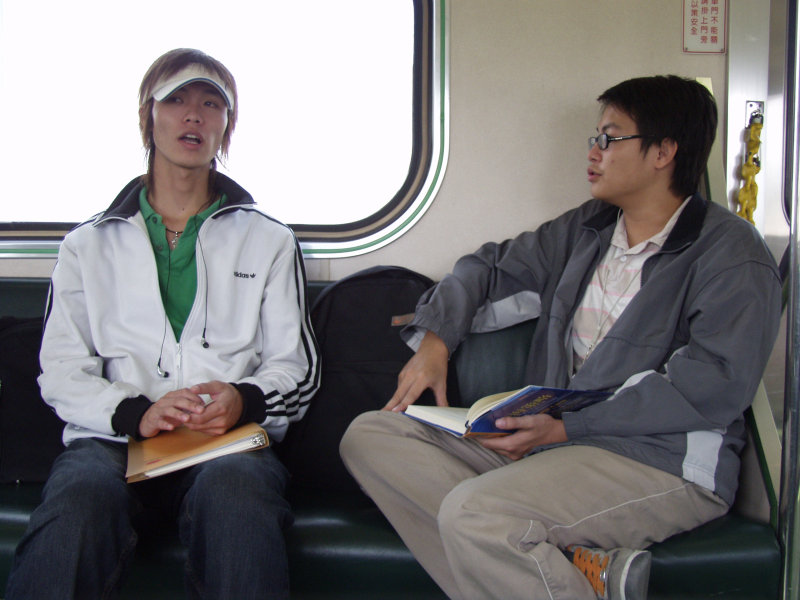 台灣鐵路旅遊攝影街拍帥哥對話旅客(2)2005-10-15攝影照片14