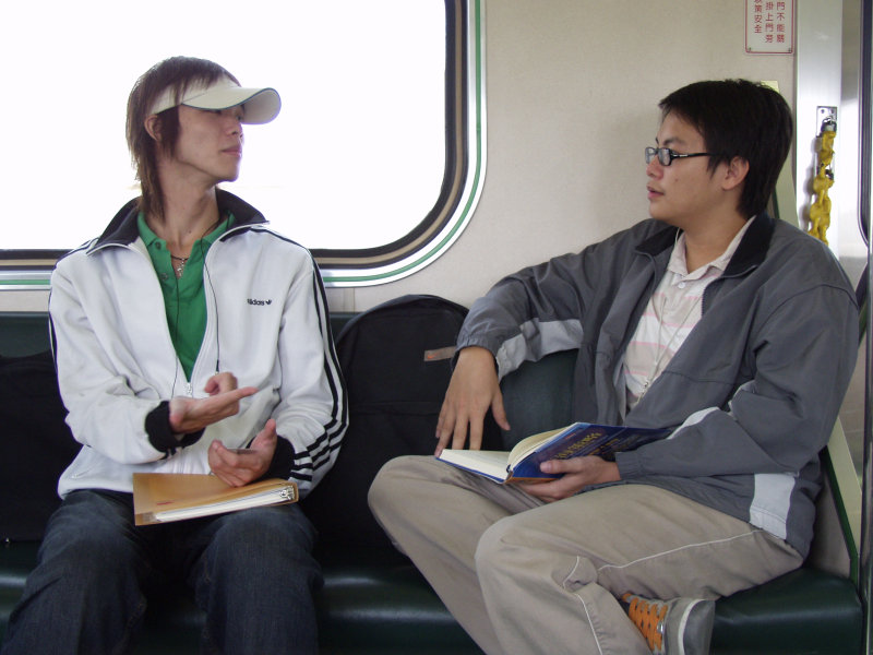 台灣鐵路旅遊攝影街拍帥哥對話旅客(2)2005-10-15攝影照片16