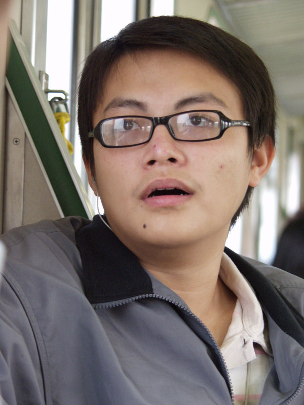台灣鐵路旅遊攝影街拍帥哥對話旅客(2)2005-10-15攝影照片20