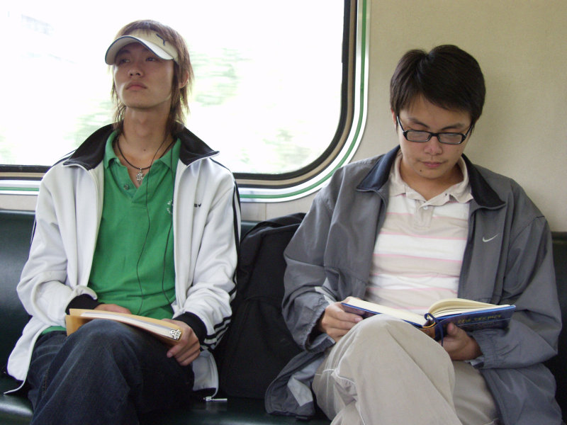 台灣鐵路旅遊攝影街拍帥哥對話旅客(2)2005-10-15攝影照片48