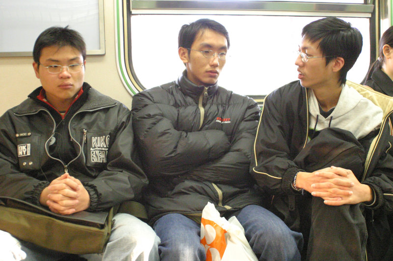 台灣鐵路旅遊攝影街拍帥哥對話旅客2005-03-06攝影照片1