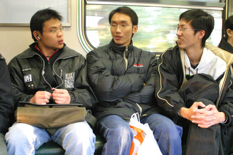 台灣鐵路旅遊攝影街拍帥哥對話旅客2005-03-06攝影照片4