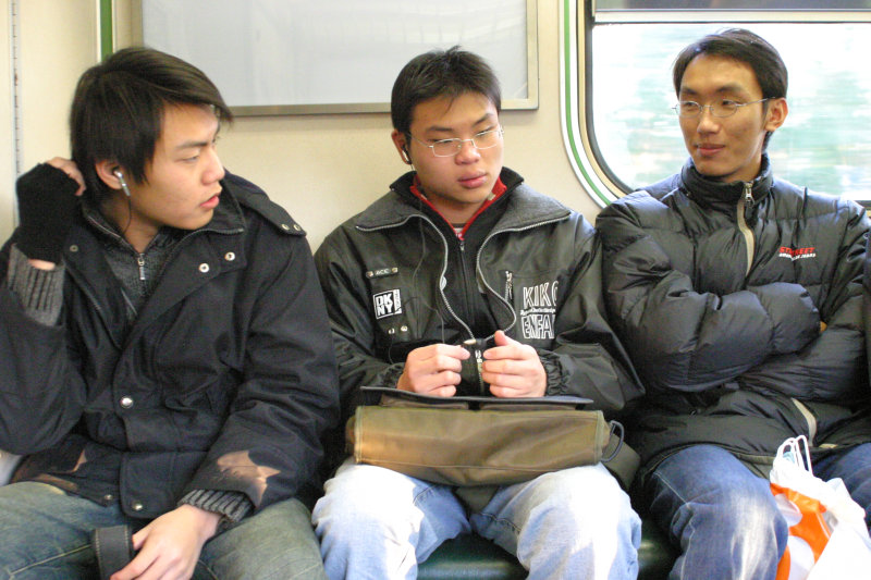 台灣鐵路旅遊攝影街拍帥哥對話旅客2005-03-06攝影照片5