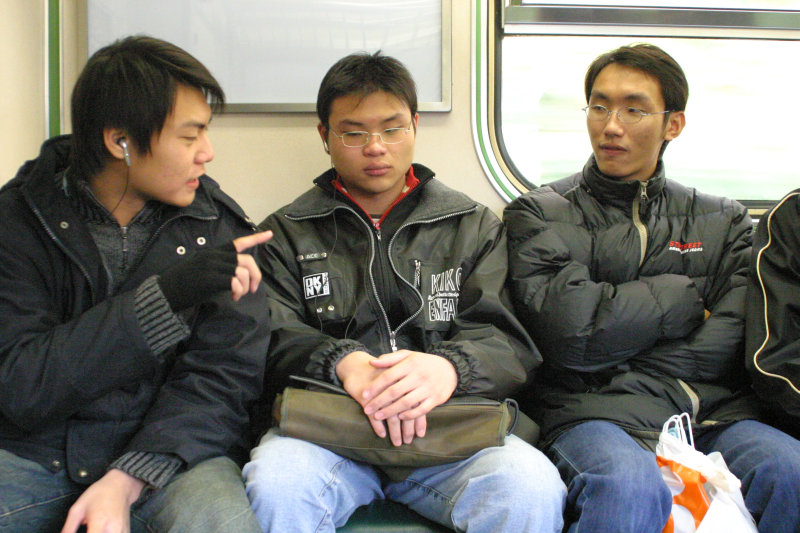台灣鐵路旅遊攝影街拍帥哥對話旅客2005-03-06攝影照片6