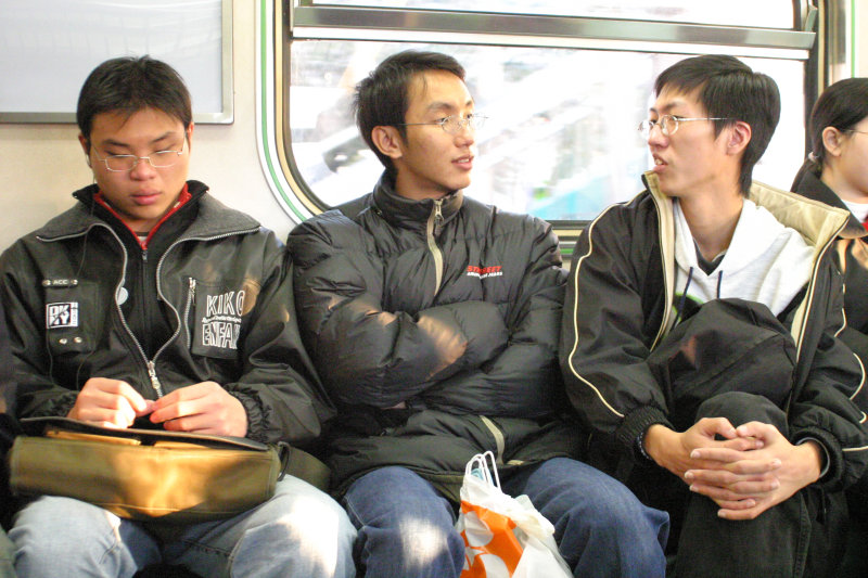 台灣鐵路旅遊攝影街拍帥哥對話旅客2005-03-06攝影照片7