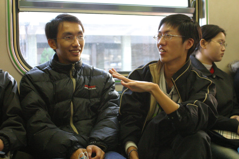台灣鐵路旅遊攝影街拍帥哥對話旅客2005-03-06攝影照片10