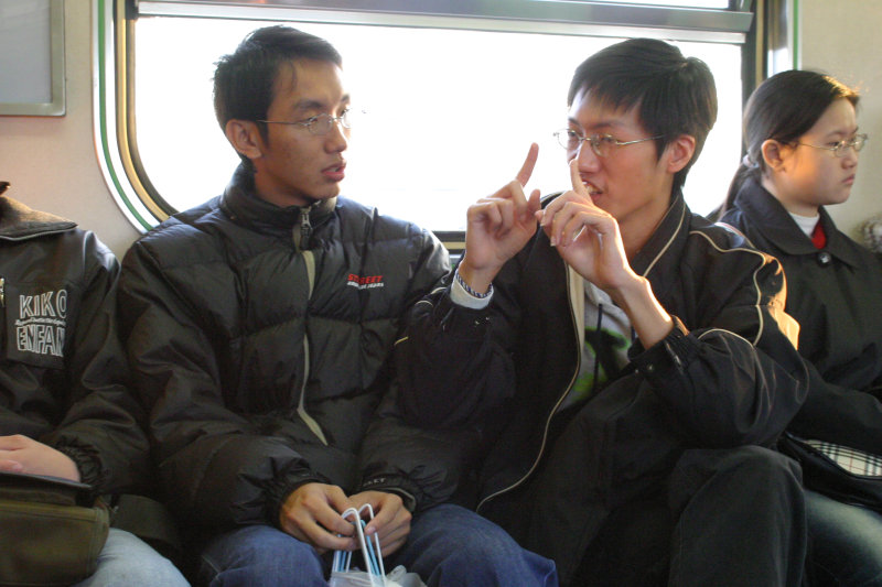 台灣鐵路旅遊攝影街拍帥哥對話旅客2005-03-06攝影照片15
