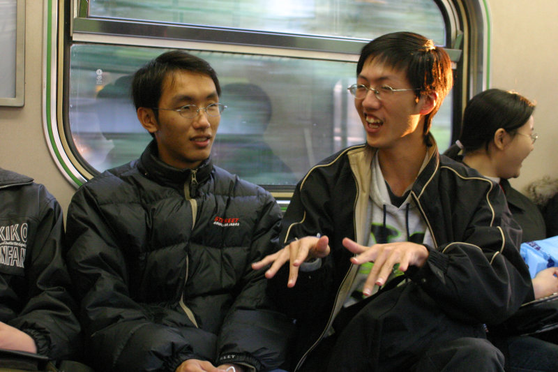 台灣鐵路旅遊攝影街拍帥哥對話旅客2005-03-06攝影照片16