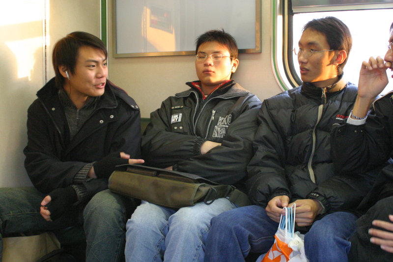 台灣鐵路旅遊攝影街拍帥哥對話旅客2005-03-06攝影照片17