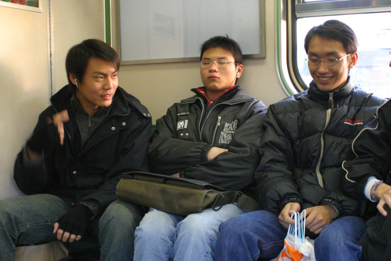 台灣鐵路旅遊攝影街拍帥哥對話旅客2005-03-06攝影照片18