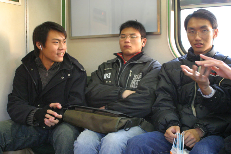 台灣鐵路旅遊攝影街拍帥哥對話旅客2005-03-06攝影照片19