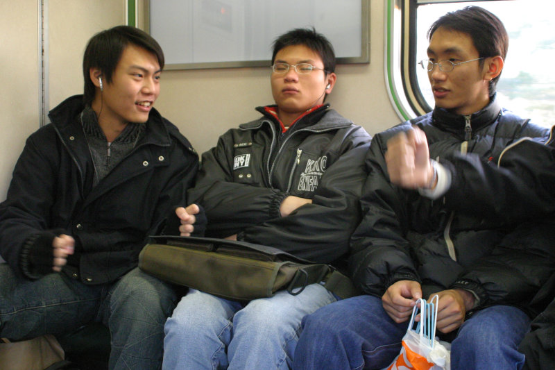台灣鐵路旅遊攝影街拍帥哥對話旅客2005-03-06攝影照片21