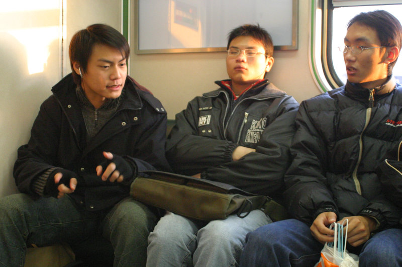 台灣鐵路旅遊攝影街拍帥哥對話旅客2005-03-06攝影照片22