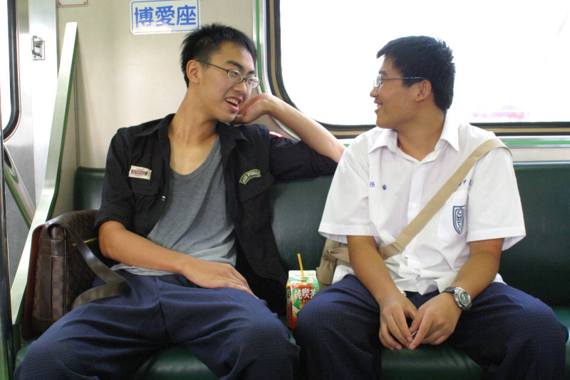台灣鐵路旅遊攝影街拍帥哥對話旅客2005-08-30攝影照片5
