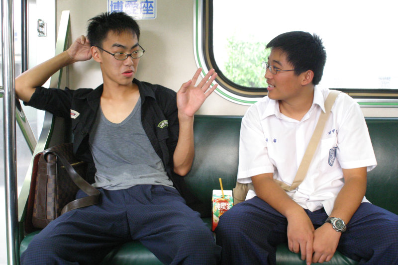 台灣鐵路旅遊攝影街拍帥哥對話旅客2005-08-30攝影照片9